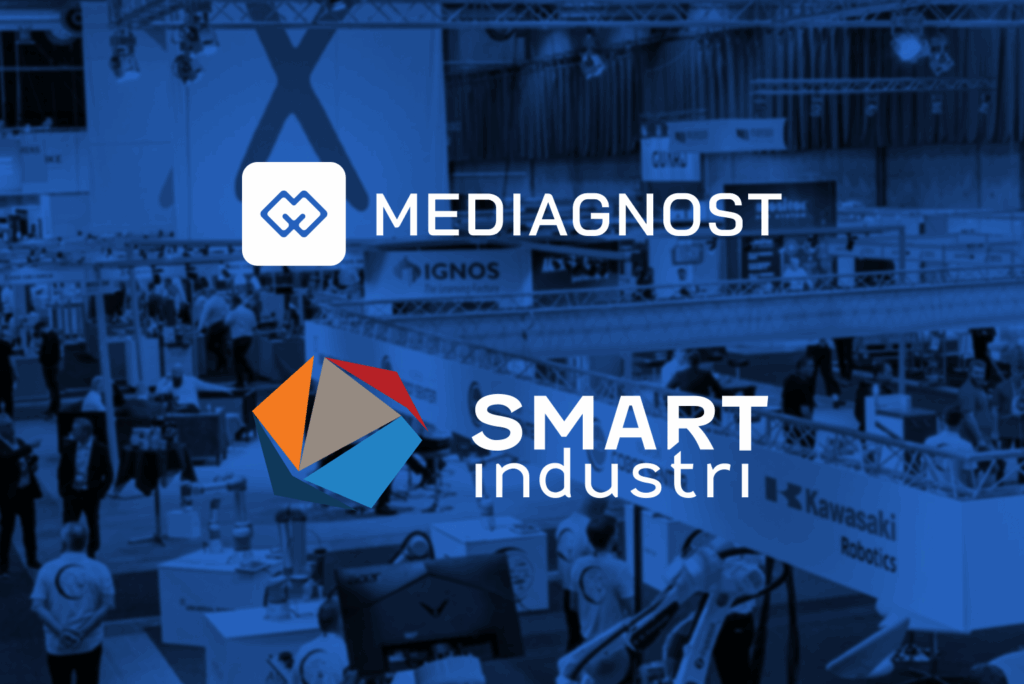 Kék színű kép egy technológiai kiállítás emeletéről, standokkal és emberekkel, előtérben a Mediagnost és a Smart Industri logókkal.